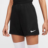Schwarze Nike Shorts mit weißem Logo und weißen Socken.