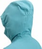Blaue Kapuze einer Jacke mit elastischem Zugband hinten.