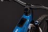 Detail eines blauen Elektro-Mountainbikes mit Display.
