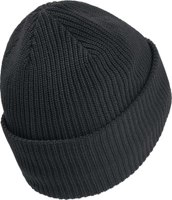 Eine schwarze Strickmütze mit Umschlag, von der Seite gezeigt.