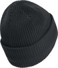 Eine schwarze Strickmütze mit Umschlag, von der Seite gezeigt.