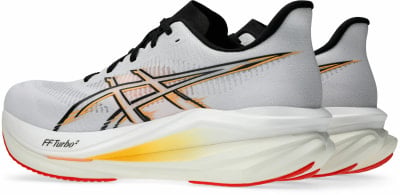 Weiße Laufschuhe mit orangefarbenen Streifen und schwarzen Details auf weißer Sohle. Weiße Laufschuhe mit orangefarbenen Streifen und schwarzen Details auf weißer Sohle.