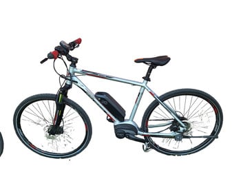 Silbernes E-Bike mit schwarzem Akku und roten Lenkergriffen.