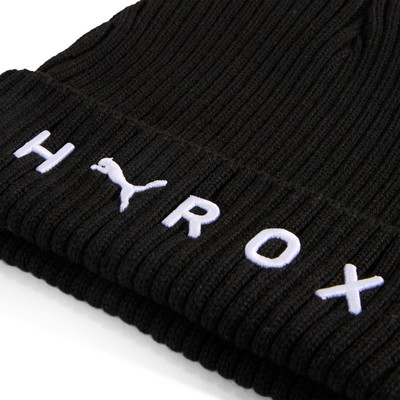 Schwarze Rippstrickmütze mit weißem Logo und HYROX-Schriftzug. Schwarze Rippstrickmütze mit weißem Logo und HYROX-Schriftzug.
