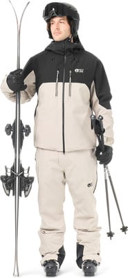 Skianzug mit Helm und Brille, hält Ski und Stöcke. Skianzug mit Helm und Brille, hält Ski und Stöcke.