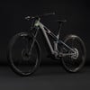 Modernes Fullsuspension-Mountainbike mit Metallic-Lackierung.