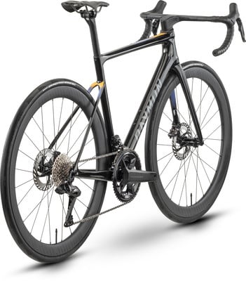 Schwarzes Rennrad mit Carbonfelgen und Scheibenbremsen. Schwarzes Rennrad mit Carbonfelgen und Scheibenbremsen.