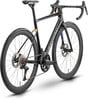 Schwarzes Rennrad mit Carbonfelgen und Scheibenbremsen.