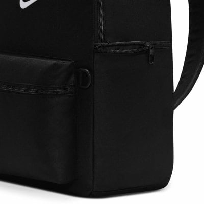 Detail eines schwarzen Rucksacks mit Fronttasche und Reißverschluss.