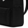 Detail eines schwarzen Rucksacks mit Fronttasche und Reißverschluss.