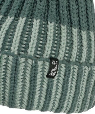 Grüne Strickmütze mit Streifen und Jack Wolfskin Logo. Grüne Strickmütze mit Streifen und Jack Wolfskin Logo.