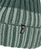 Grüne Strickmütze mit Streifen und Jack Wolfskin Logo.