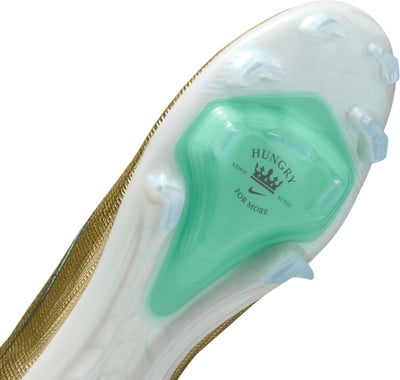 Blick auf die Sohle goldener Nike-Fußballschuhe mit Aufschrift Blick auf die Sohle goldener Nike-Fußballschuhe mit Aufschrift