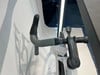 Detail eines Fahrradlenkers mit Lenkerband und Fahrradcomputerhalterung.