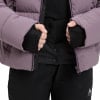 Detail der Hände und der Jacke mit schwarzen Handschuhen und Reißverschluss.