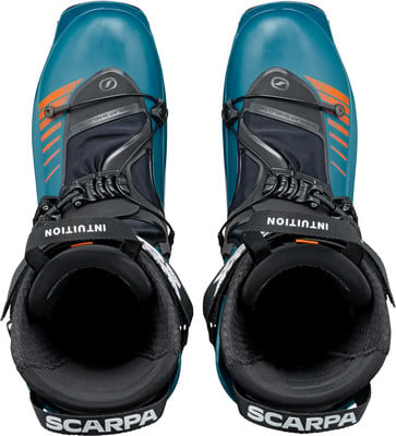 Draufsicht auf blaue Skischuhe mit orangen Details und Logos. Draufsicht auf blaue Skischuhe mit orangen Details und Logos.