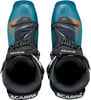 Draufsicht auf blaue Skischuhe mit orangen Details und Logos.