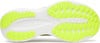 Die Sohle eines Saucony-Laufschuhs mit ausgeprägtem Profil und Markenlogo.