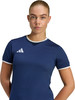 Model in dunkelblauem Adidas T-Shirt mit weißen Bündchen.