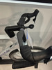 Detail eines Rennradlenkers mit Lenkerband und Fahrradcomputerhalterung.