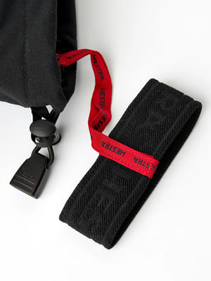 Schwarze Stofftasche mit rotem Logo-Band und Schnalle. Schwarze Stofftasche mit rotem Logo-Band und Schnalle.