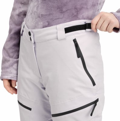 Detail einer Skihose mit Reißverschlusstaschen und verstellbarem Bund. Detail einer Skihose mit Reißverschlusstaschen und verstellbarem Bund.