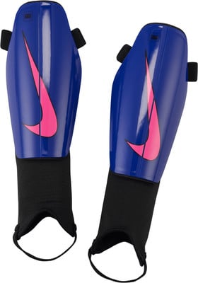 Blaue Nike Fußballschienbeinschoner mit pinkem Logo. Blaue Nike Fußballschienbeinschoner mit pinkem Logo.