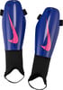 Blaue Nike Fußballschienbeinschoner mit pinkem Logo.