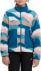 Das Mädchen trägt eine bunte Fleecejacke mit blauen Taschen und einer schwarzen Hose.