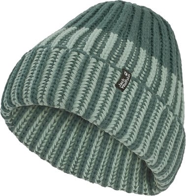 Grüne Strickmütze mit Streifenmuster und Jack Wolfskin Logo. Grüne Strickmütze mit Streifenmuster und Jack Wolfskin Logo.
