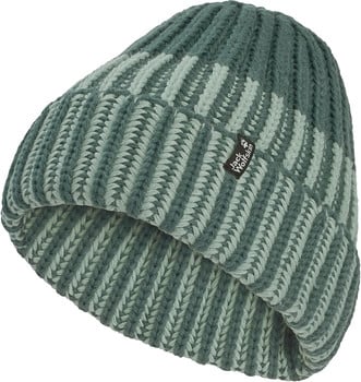 Grüne Strickmütze mit Streifenmuster und Jack Wolfskin Logo.