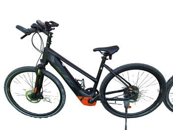 Ein schwarzes E-Bike mit orangefarbenen Akzenten steht vor weißem Hintergrund.