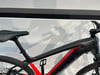 Detail eines elektrischen Mountainbikes mit schwarzem Rahmen und roten Akzenten.