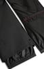 Detail einer schwarzen Hose mit roter Naht und Gummizug.