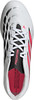 Felső nézet egy fehér Adidas Predator futballcipőről rózsaszín díszítéssel.
