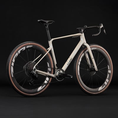 Ein weißes Cube Gravelbike mit braunen Reifen und schwarzen Zipp-Felgen. Ein weißes Cube Gravelbike mit braunen Reifen und schwarzen Zipp-Felgen.