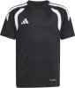 Schwarzes Adidas T-Shirt mit weißen Streifen an den Schultern und Logo.