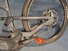 Detail des Hinterrads eines Mountain-E-Bikes mit Pedal und Bremsscheibe.