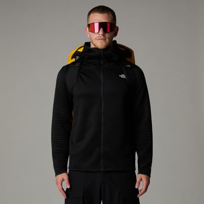 Ein Mann in schwarzer Kleidung mit gelbem Rucksack und Sonnenbrille. Ein Mann in schwarzer Kleidung mit gelbem Rucksack und Sonnenbrille.