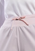 Detail des Bundes einer rosa Hose mit Schleife und Kordel.
