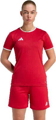 Eine Frau in roter Sportkleidung mit Adidas-Logo auf weißem Hintergrund. Eine Frau in roter Sportkleidung mit Adidas-Logo auf weißem Hintergrund.