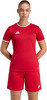 Eine Frau in roter Sportkleidung mit Adidas-Logo auf weißem Hintergrund.