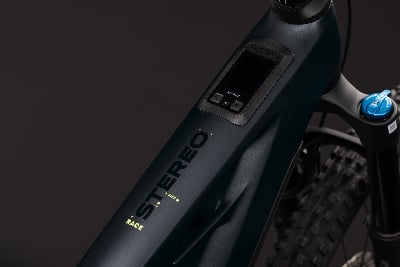 Rahmendetail eines E-Bikes mit Display und STEREO RACE Logo. Rahmendetail eines E-Bikes mit Display und STEREO RACE Logo.