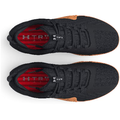 Schwarze Herren-Trainingsschuhe von Under Armour mit roter Einlegesohle und brauner Sohle. Schwarze Herren-Trainingsschuhe von Under Armour mit roter Einlegesohle und brauner Sohle.