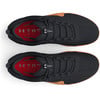 Schwarze Herren-Trainingsschuhe von Under Armour mit roter Einlegesohle und brauner Sohle.