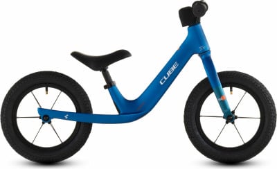 Blaues Cube Laufrad für Kinder mit schwarzem Sattel und Rädern. Blaues Cube Laufrad für Kinder mit schwarzem Sattel und Rädern.