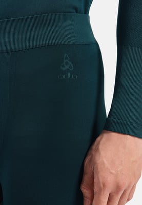 Stoffdetail mit Logo und Ärmel in Dunkelgrün. Stoffdetail mit Logo und Ärmel in Dunkelgrün.
