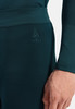 Stoffdetail mit Logo und Ärmel in Dunkelgrün.