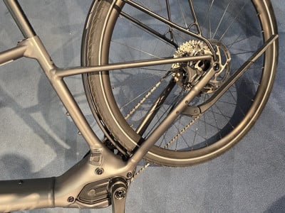 Detail des Hinterteils eines E-Bikes mit Schaltwerk und Bremsscheibe. Detail des Hinterteils eines E-Bikes mit Schaltwerk und Bremsscheibe.