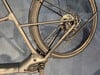 Detail des Hinterteils eines E-Bikes mit Schaltwerk und Bremsscheibe.